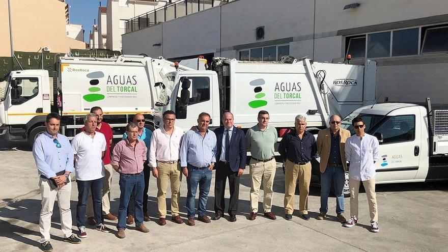 Manuel Barón con varios trabajadores y nuevos camiones de Aguas del Torcal.