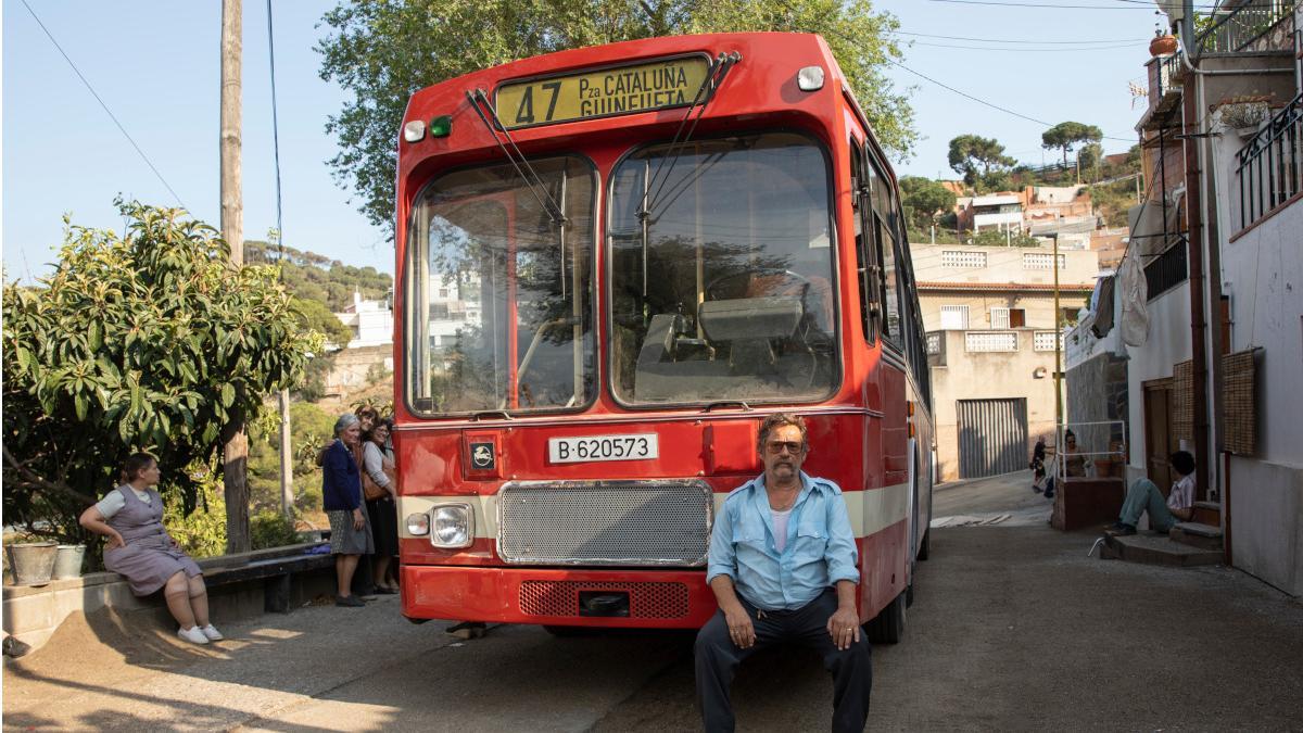 Eduard Fernández como Manolo Vital junto al autobús 47.