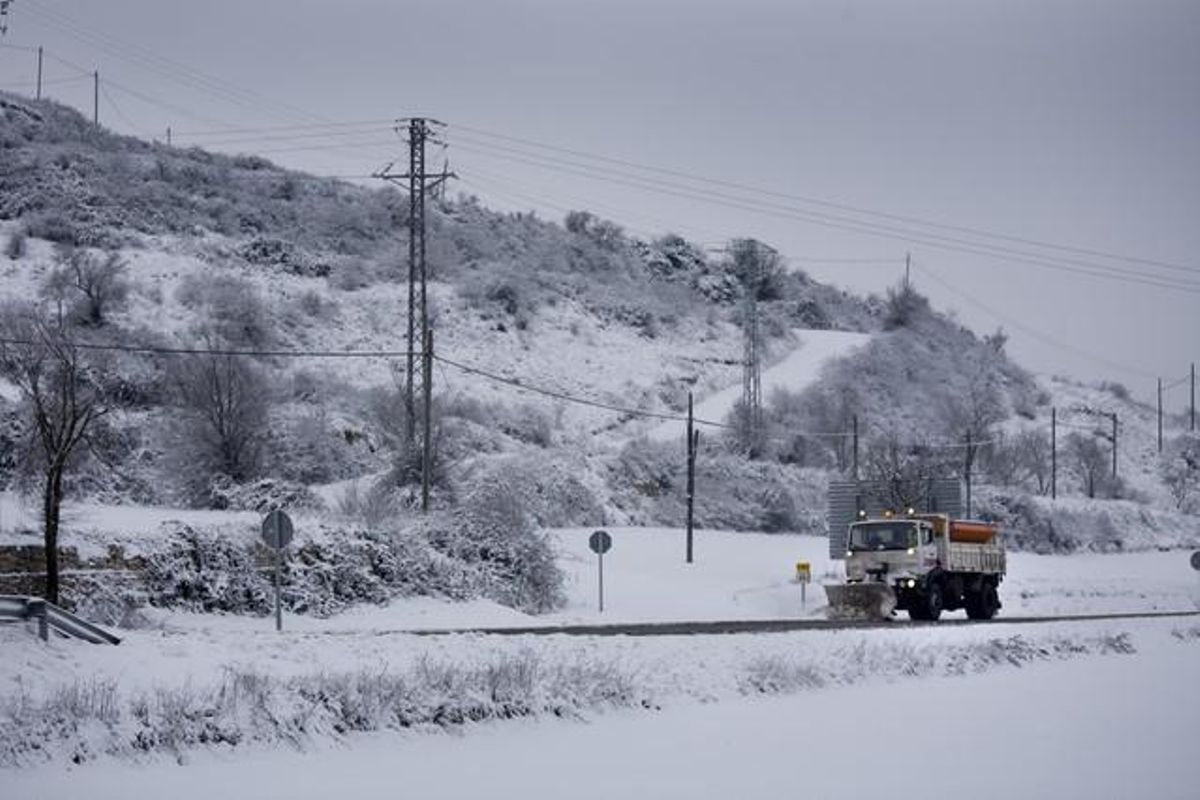 La màquina llevaneu treballa a la carretera de Calaf a Conill i Pujalt.