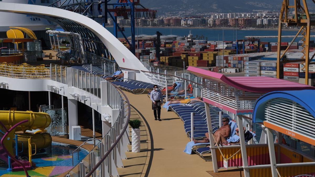 El &#039;Wonder of the seas&#039;, el crucero más grande del mundo, en el puerto de Málaga. /  GREGORIO MARRERO