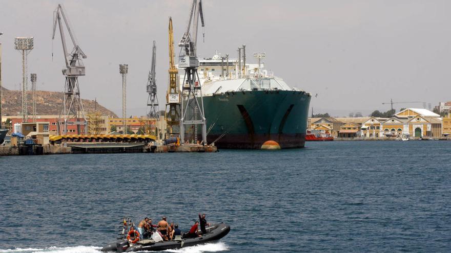 La imagen del barco se puede apreciar a simple vista desde el propio puerto debido a sus grandes dimensiones.