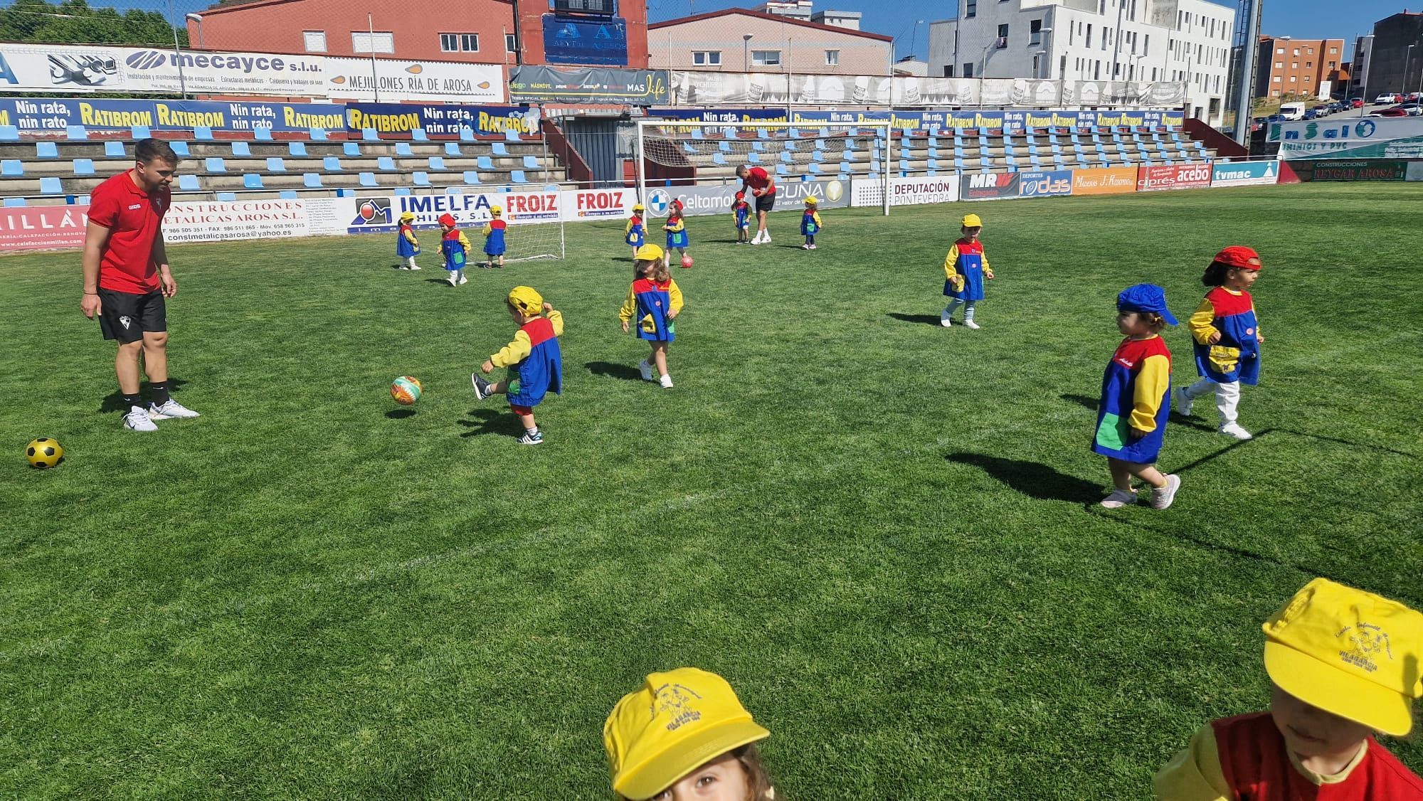 Niños de la escuela infantil municipal de Vilagarcía en las actividades desplegadas para fomentar el deporte.