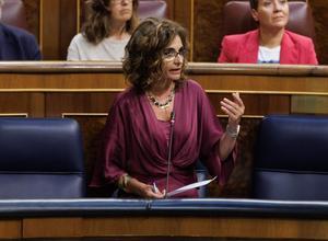La ministra de Hacienda, María Jesús Montero, en el pleno del Congreso.