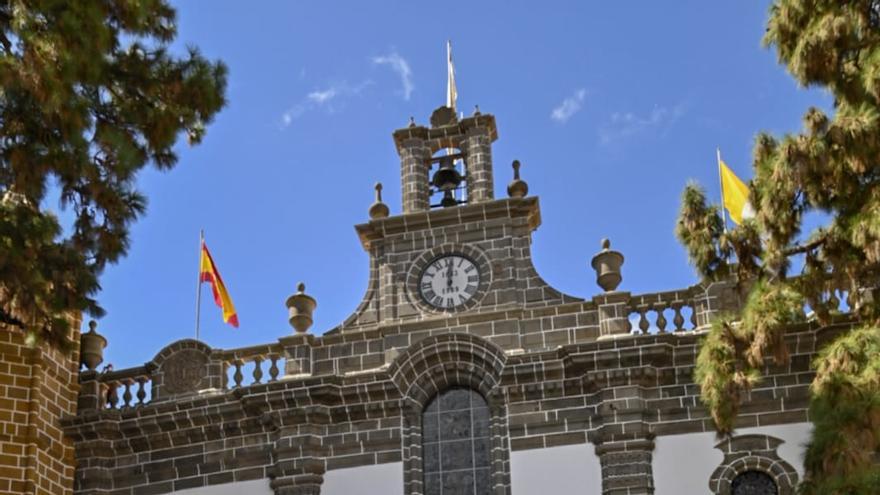 El Pino iza la bandera de la fiesta