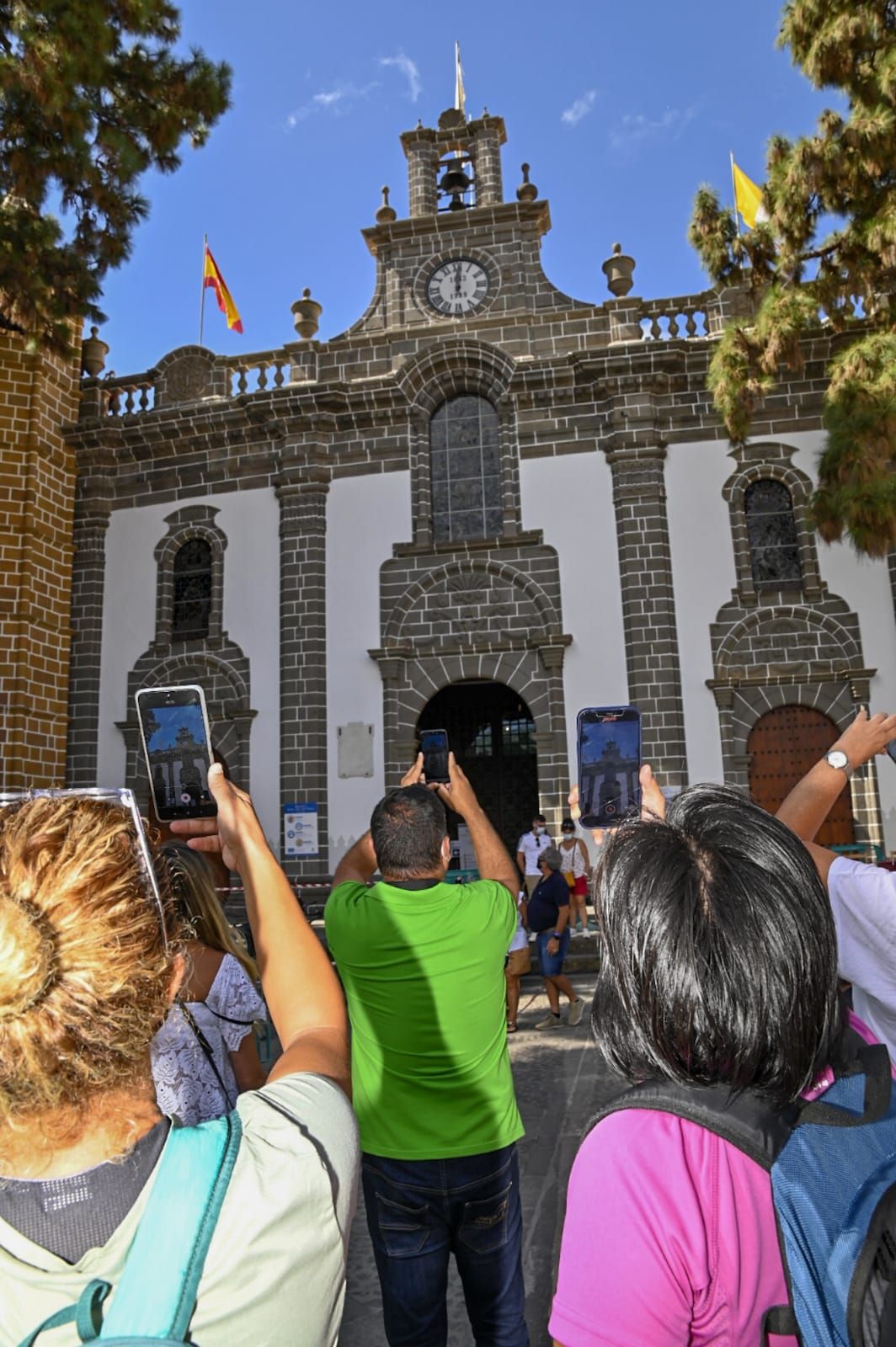 La bandera de las fiestas ya ondea en alto