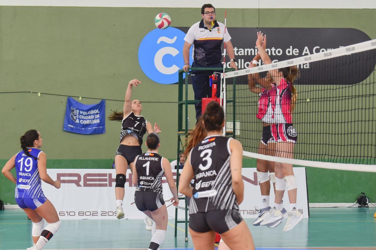 El CV Ciudad de A Coruña ataca al Mallorca en la final del 'play off'.