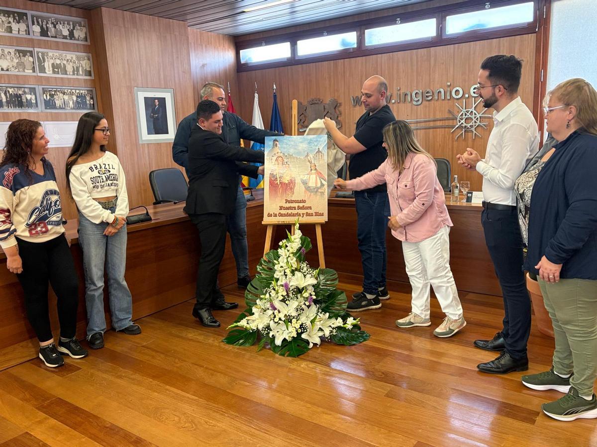Momento del descubrimiento de la imagen del nuevo Patronato Nuestra Señora de La Candelaria y San Blas de Ingenio.