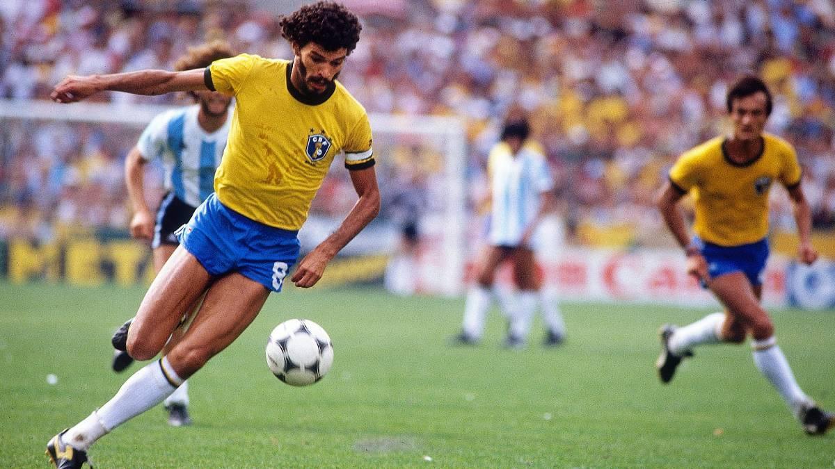 Sócrates, en una imagen preciosa del Mundial de España'82