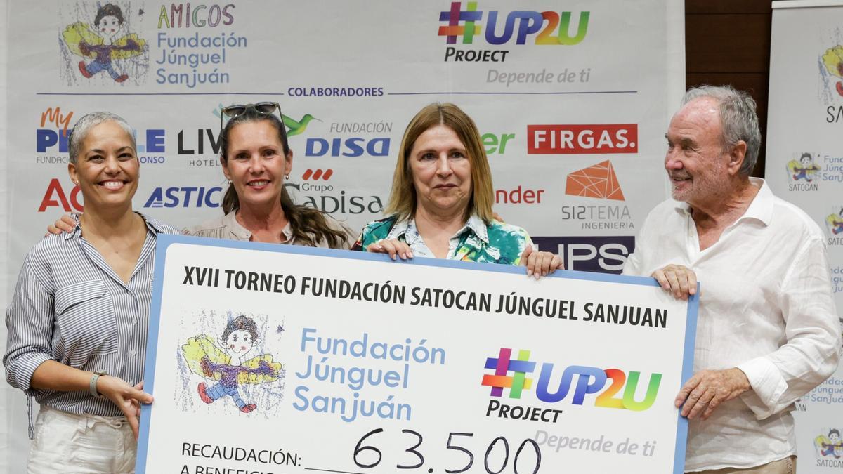 Entrega del cheque de la recaudacion.