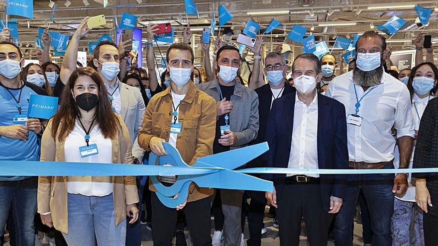 César Almeida, director de la tienda de Primark en Vigo, corta la cinta junto al alcalde