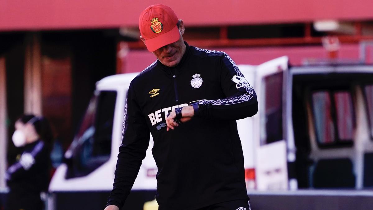 Luis García mira su reloj durante un entrenamiento en Son Moix.