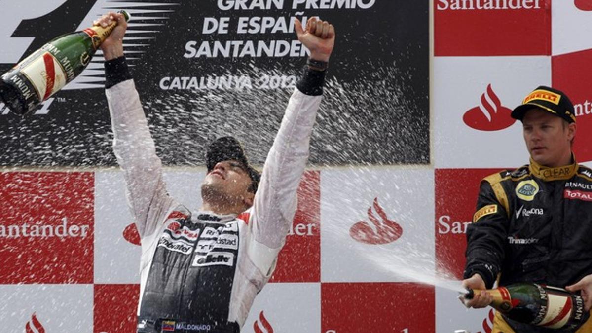 Maldonado celebra el triunfo en Montmeló y recibe la tradicional lluvia de champagne por parte de Kimi Raikonen.