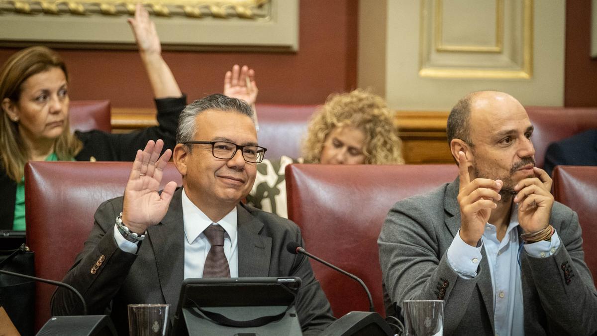 Alfonso Cabello, a la derecha, durante el Pleno de este viernes.