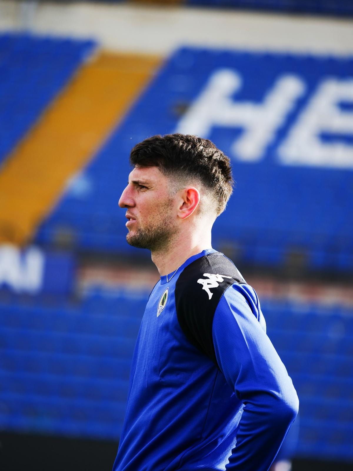 Alberto Toril, en el césped del Rico Pérez, tras su aterrizaje en Alicante desde Costa Rica.