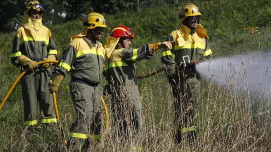 Integrantes del GES de A Estrada sofocan un incendio en una finca del casco urbano.  // Bernabé