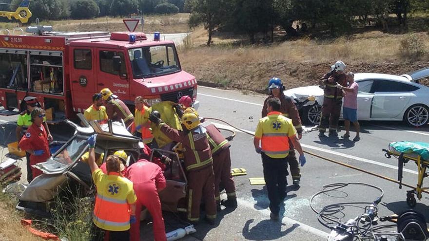 Els dos cotxes implicats i els equips d&#039;emergència treballant a la zona