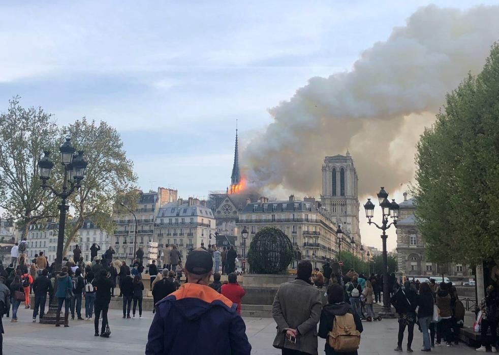 Un incendio devora la catedal de Notre-Dame.