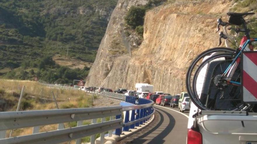 Atasco en el acceso al Pirineo por Monrepós