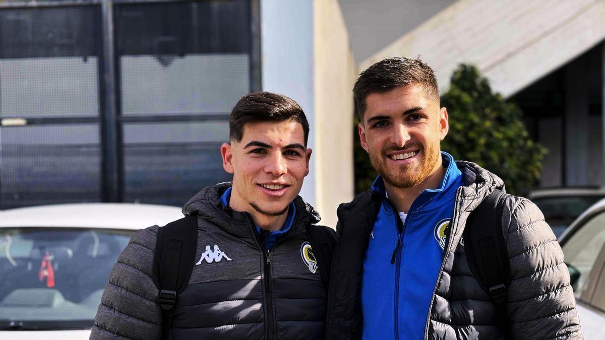 Nico Espinosa (i) y el argentino Agustín Coscia posan antes emprender viaje a Barcelona con el Hércules.