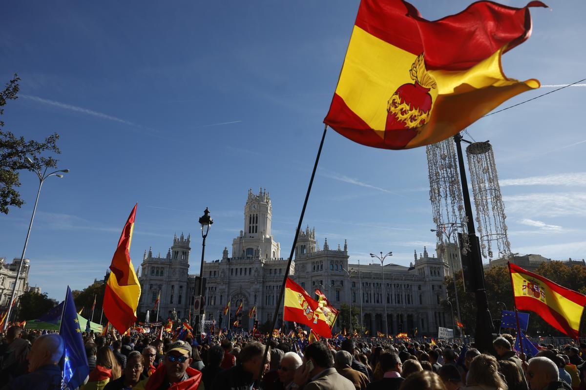 Manifestación multitudinaria contra la amnistía en la Plaza de Cibeles de Madrid