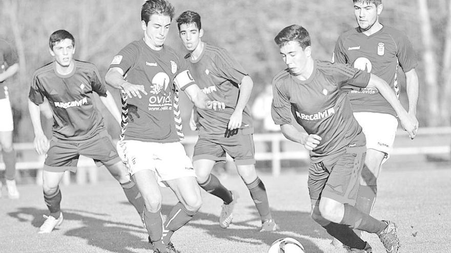 Josín, capitán del Oviedo juvenil, a la izquierda, presiona a un jugador del Celta. miki lópez