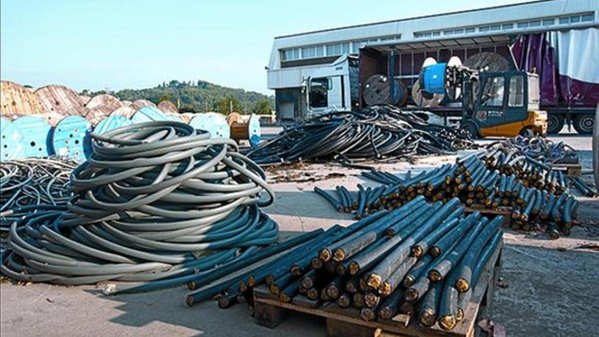 Cable robado devuelto a Telefónica, en un almacén de Barcelona.