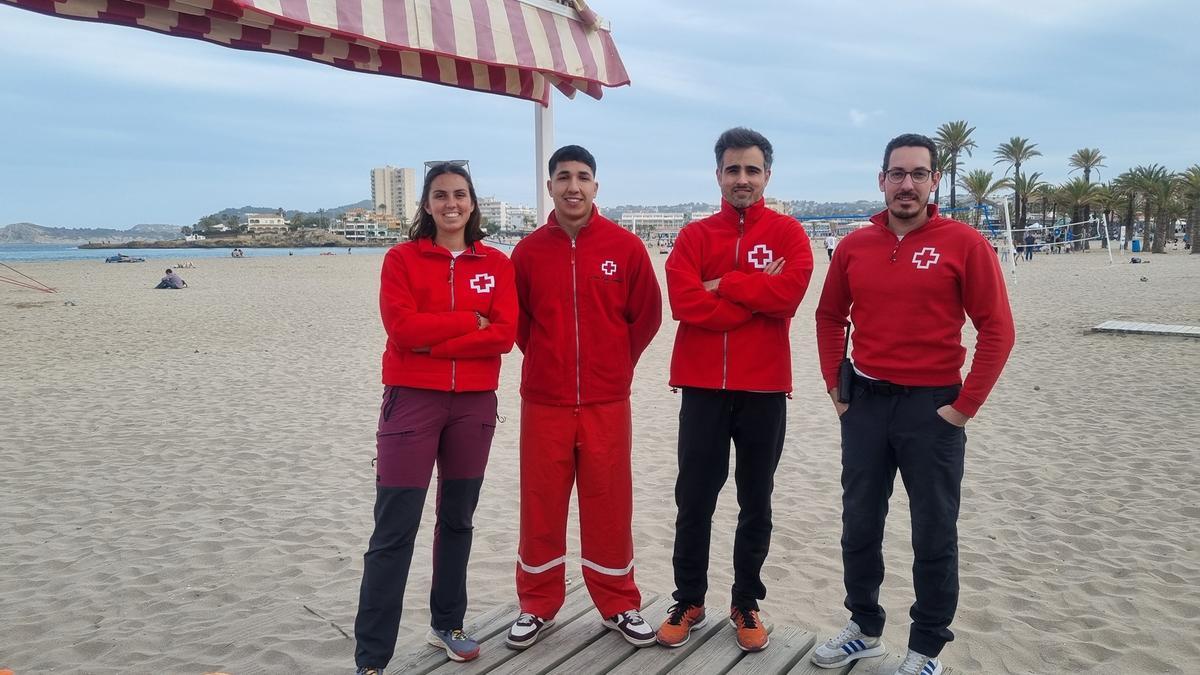Efectivos dE Cruz Roja en la Playa del Arenal de Xàbia.