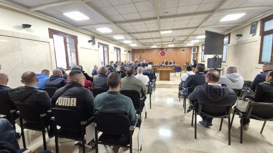 Los 42 presuntos narcotraficantes acusados, durante la vista previa el juicio en la Audiencia de Palma.