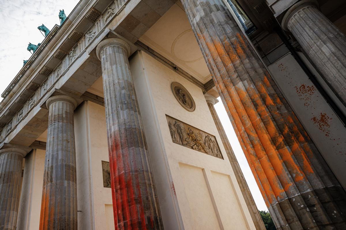 Berlín limpia la Puerta de Brandeburgo tras la protesta de activistas climáticos