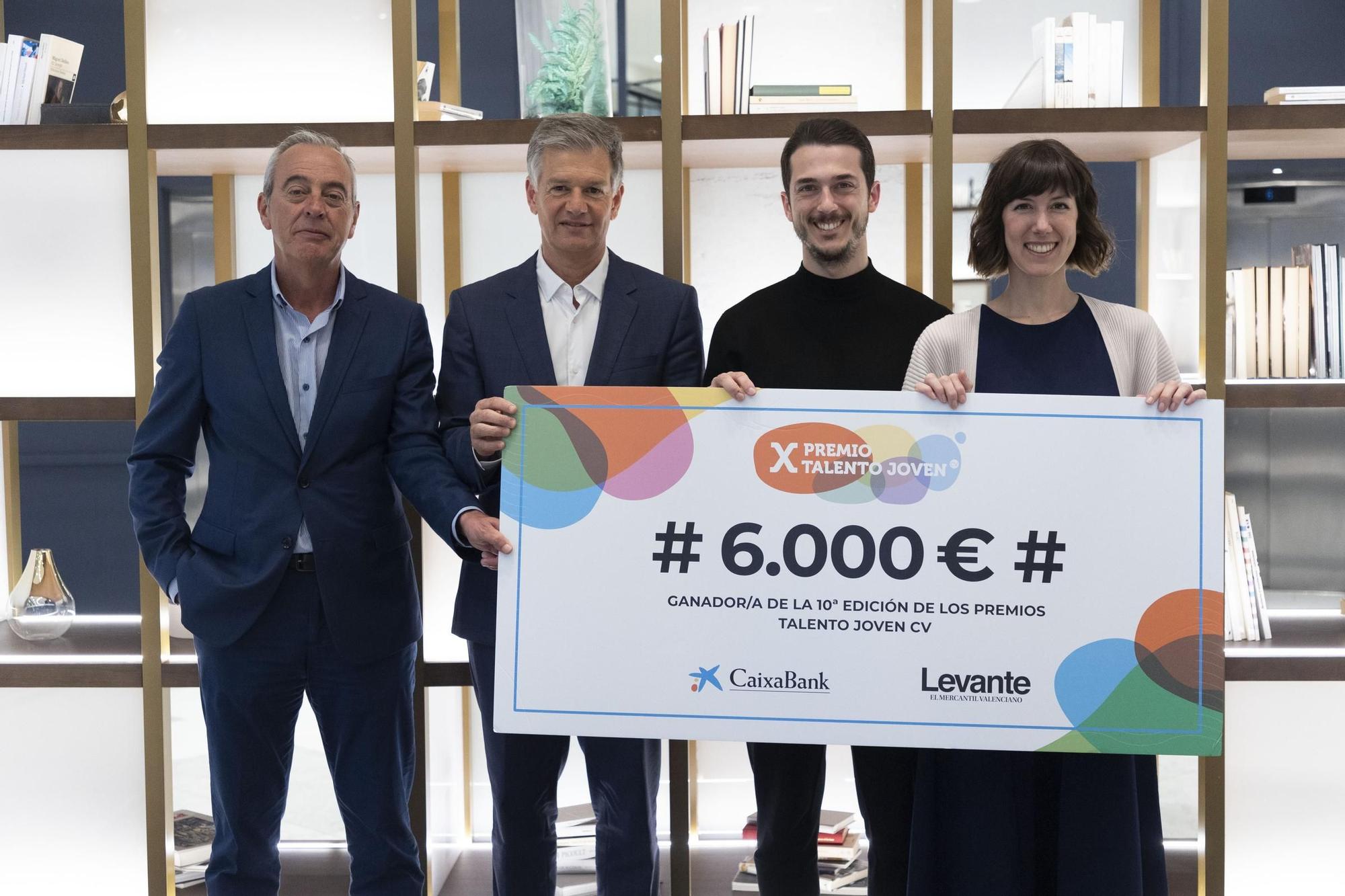 Entrega del cheque a los ganadores de la X edición de los premios ...