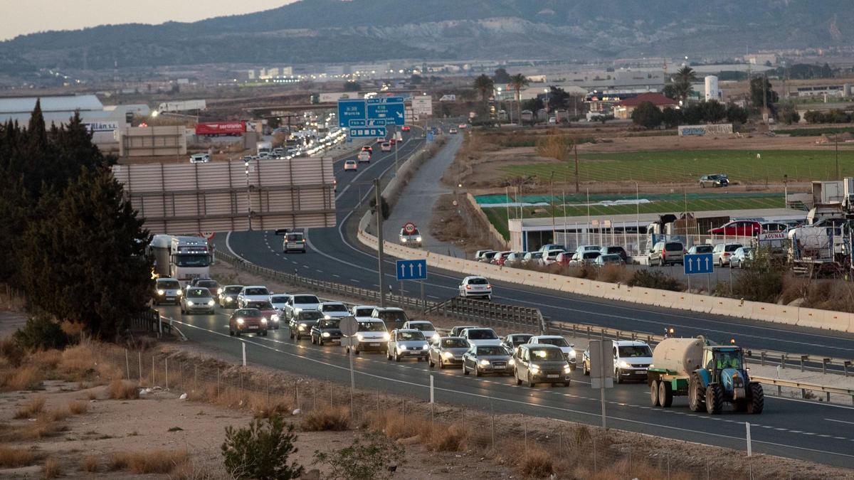 Medio centenar de vehículos entre tractores, camiones y turismos de agricultores protestan cortando el tráfico en la autovía 30 que conecta Murcia y Cartagena