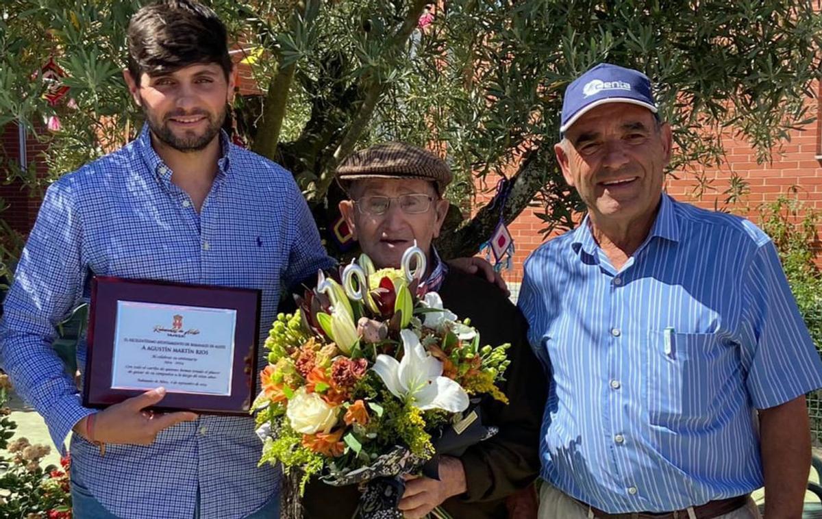 Agustín Martín, con el alcalde de Rabanales a su derecha, durante el homenaje del Ayuntamiento.  | CH. S.