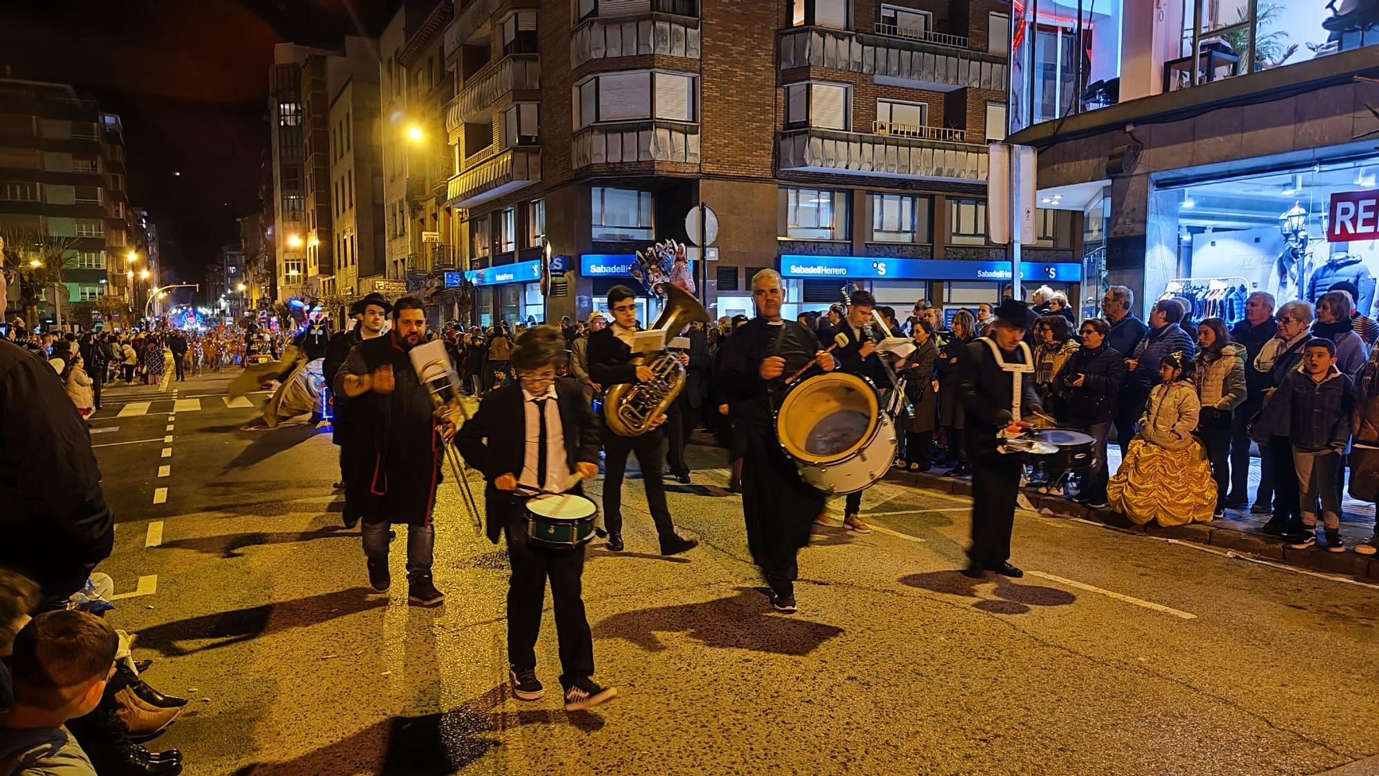 Así es el Antroxu de Mieres, con la truchona, Abba y hasta Depredador por las calles