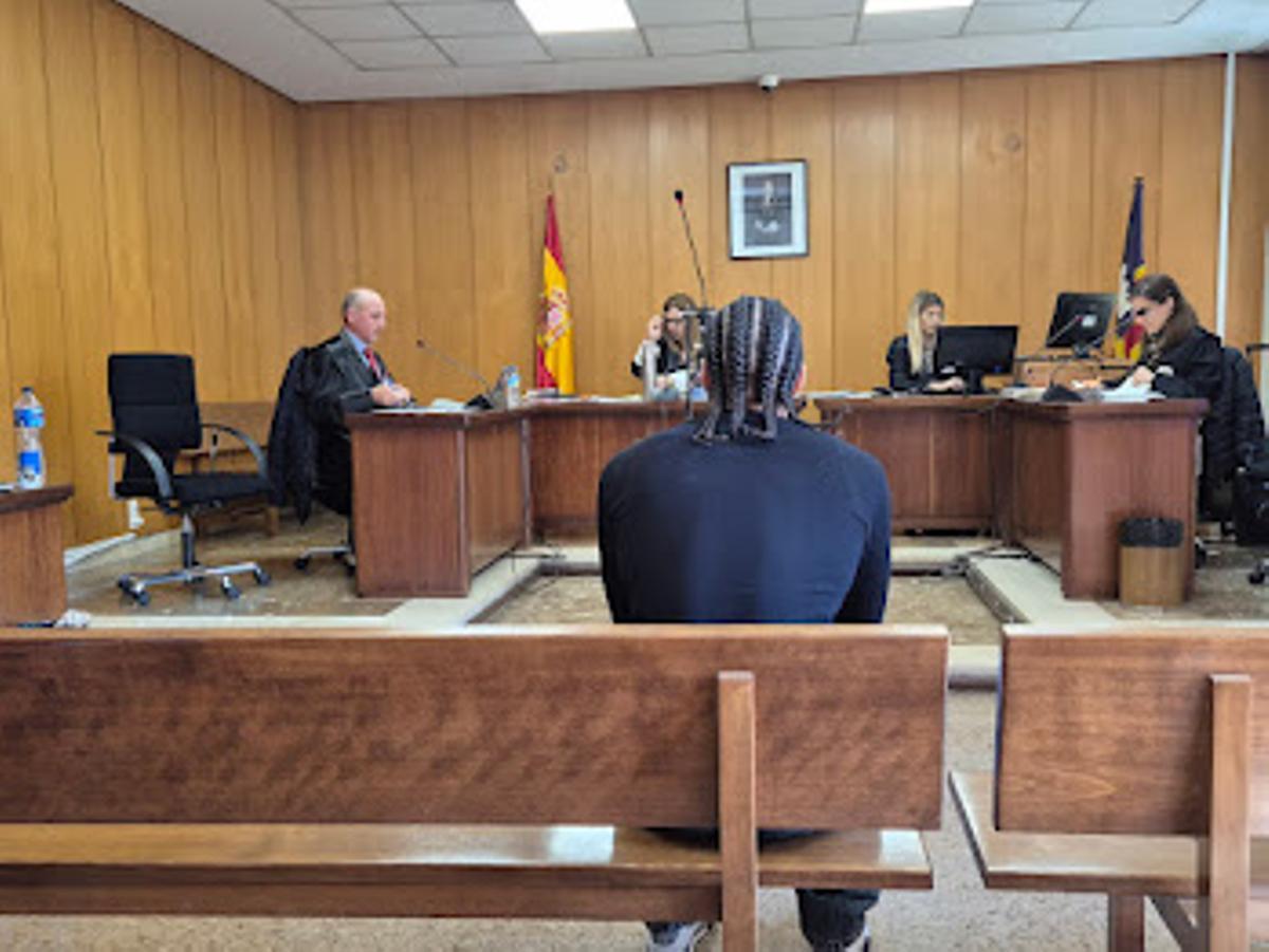 Juicio al cantante por el presunto apuñalamiento de tres jóvenes en la terraza de una discoteca de Palma.