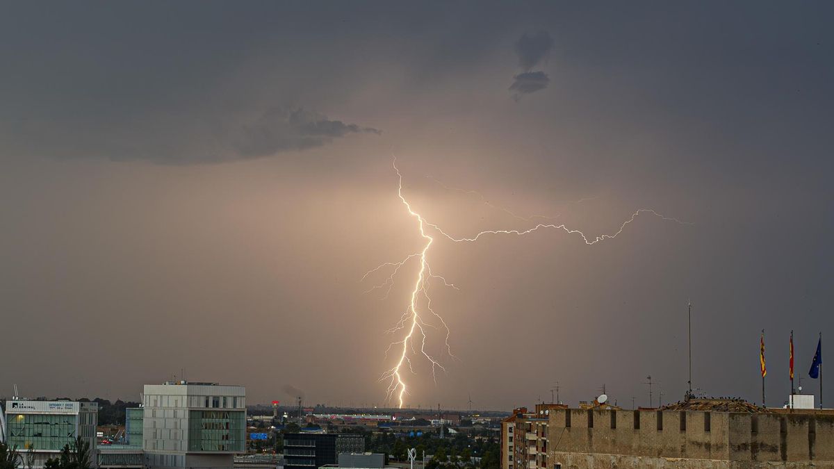 Tormenta con rayos el pasado martes en Zaragoza