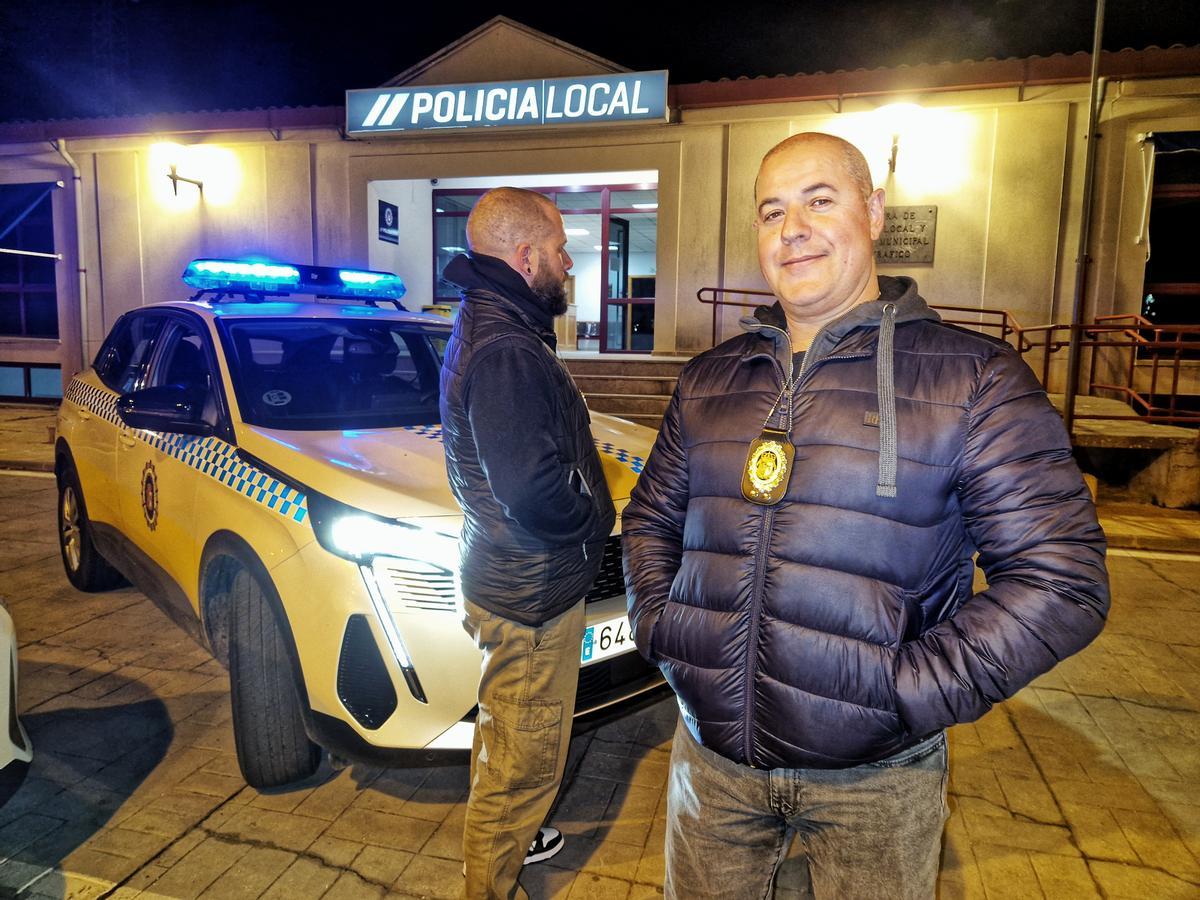 Los agentes Chema Melchor y Andrés García, a las puertas de la jefatura de la Policía Local de Cáceres.