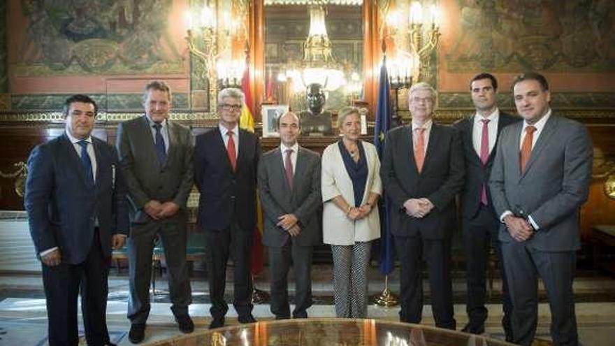 Los delegados de las siete zonas francas, con el subsecretario de Estado de Hacienda. // Fernando Villar