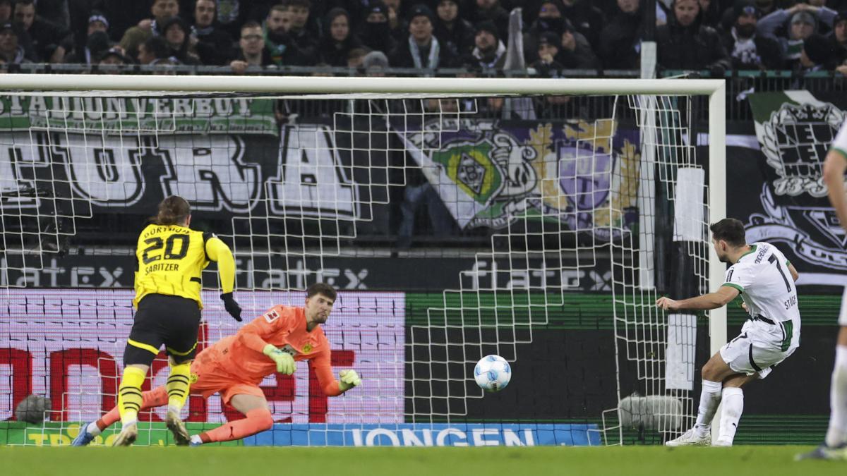 Kevin Stoger, del Moenchengladbach (d), logra el 1-1 ante el portero Gregor Kobel, del Dortmund