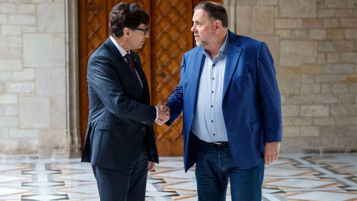 Salvador Illa i el dirigent d’ERC, Oriol Junqueras. | TONI ALBIR / EFE Salvador Illa i el dirigent d’ERC, Oriol Junqueras. | TONI ALBIR / EFE