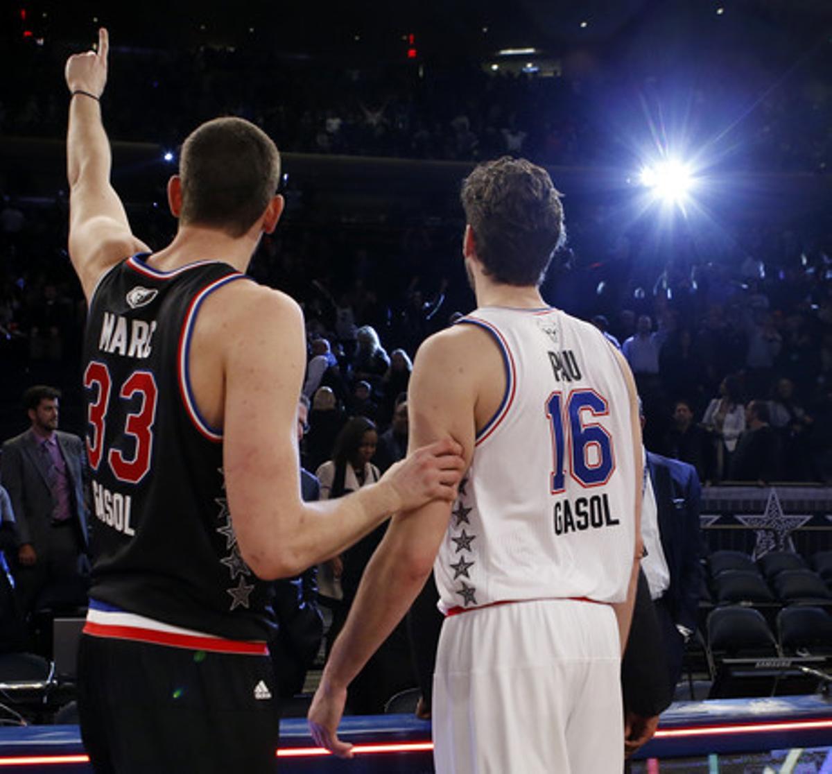 Els germans Gasol se saluden després del partit.