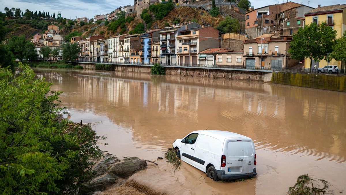 Un frente de tormentas barre Cataluña interrumpiendo actividades y el servicio ferroviario