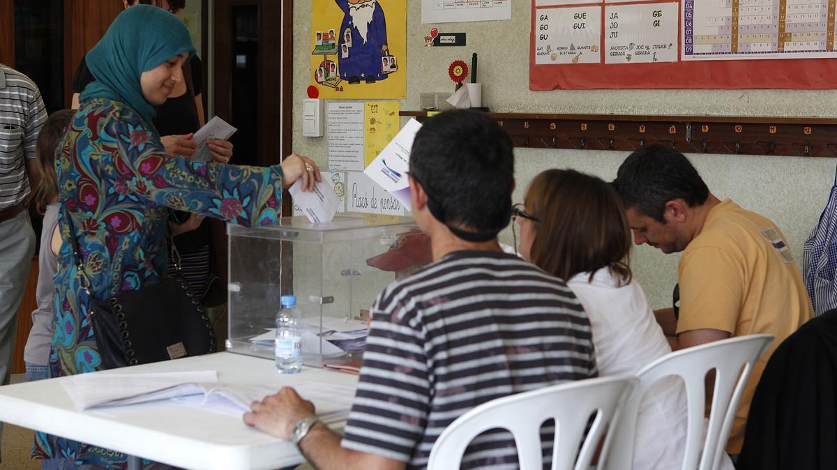 Una mujer musulmana vota en el Remei, en Vic, el barrio con el mayor número de inmigrantes de la ciudad, en una foto de archivo.