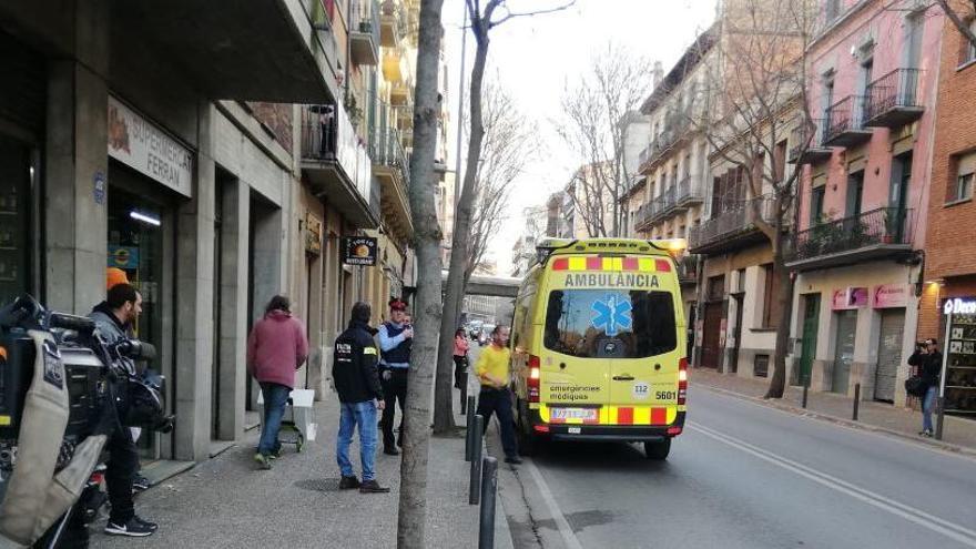 Una ambulància, davant l&#039;edifici de la Ronda Ferran Puig