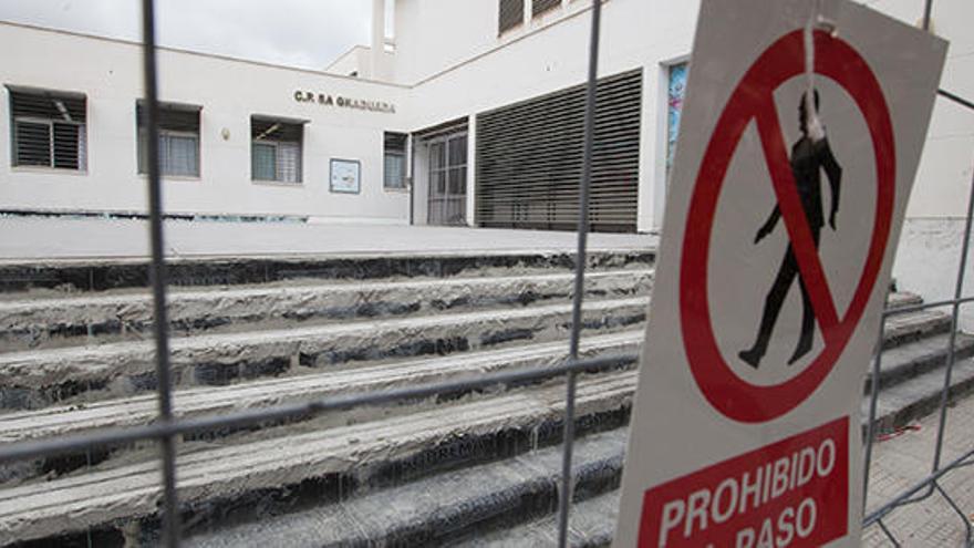 La entrada principal de Sa Graduada, inhabilitada por la reforma de la fachada.