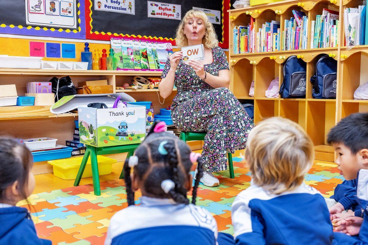 La escuela sigue el modelo free-flow característico del sistema británico.