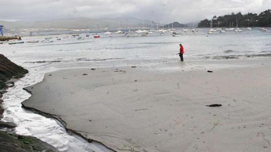 Playa de Aguete, en la zona más próxima al puerto deportivo.  // Santos Álvarez