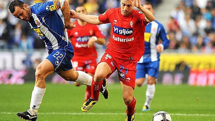 El extremo Kike Mateo podría recalar en el Elche después de militar tres años en el Sporting.