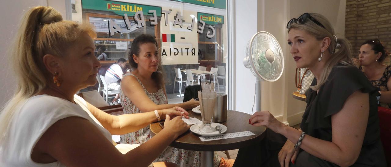 Varias mujeres toman algo en una cafetería de València, este verano.