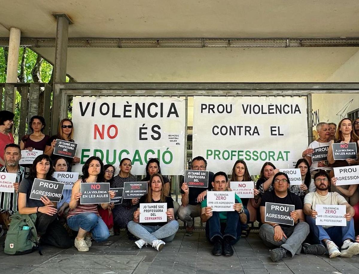 Concentración en el IES Martín Soler por la agresión de una madre a la directora de un centro escolar.
