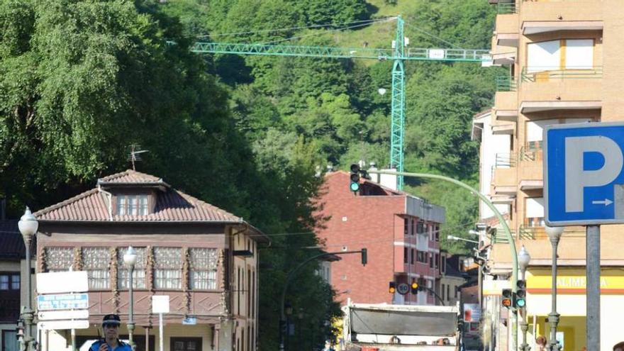 El desvío señalizado en el acceso al puente.